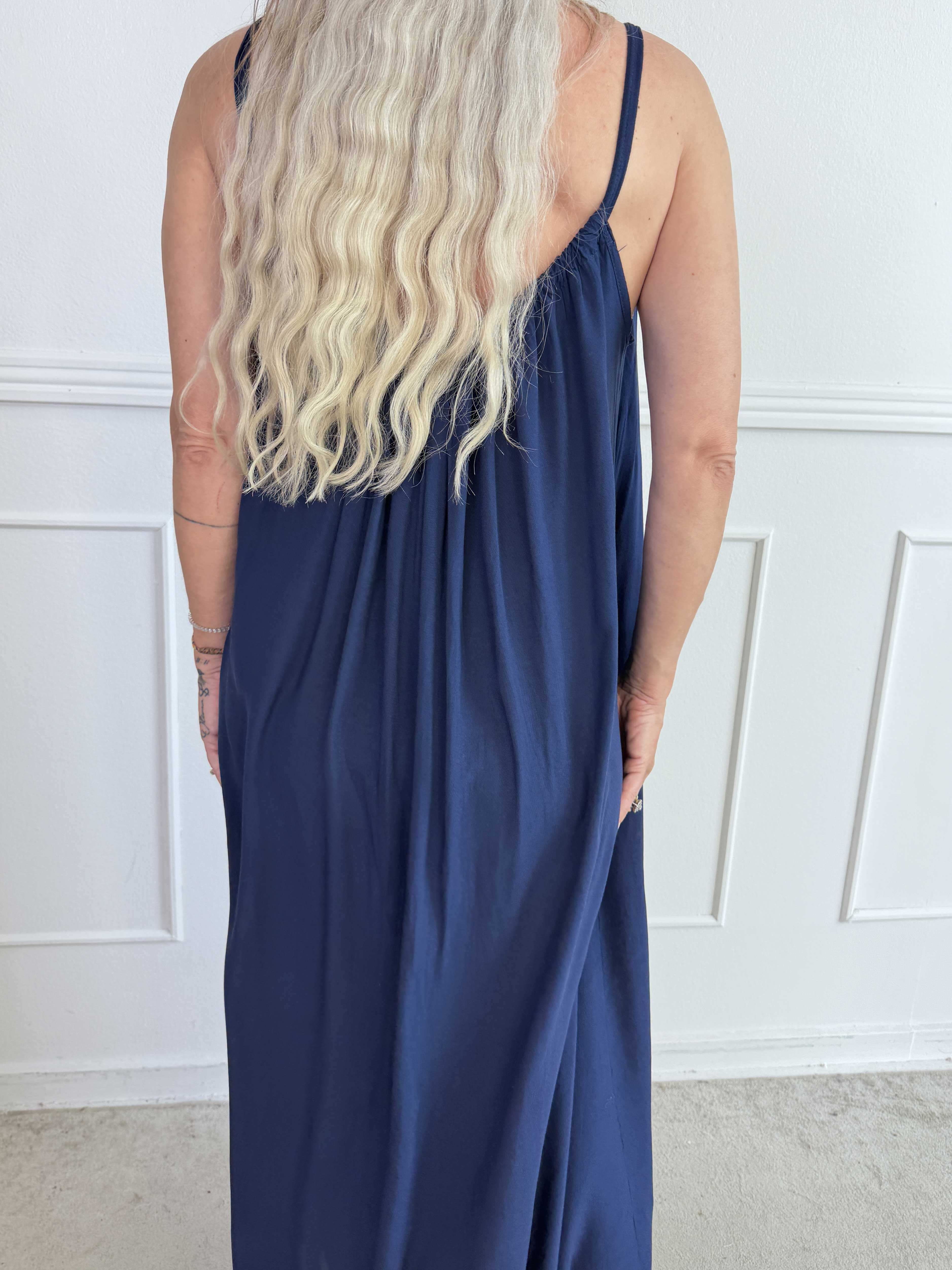 Sunshines Long - Lång och luftig plus size klänning i viskos med axelband